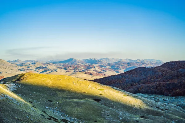 Panoramic view of idyllic mountain scenery with traditional chalets. Zabljak, Durmitor, Montenegro. Travel around Montenegro concept — Zdjęcie stockowe