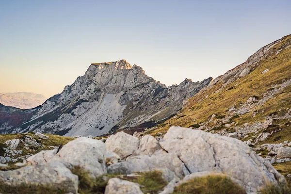 Panoramic view of idyllic mountain scenery with traditional chalets. Zabljak, Durmitor, Montenegro. Travel around Montenegro concept — стоковое фото