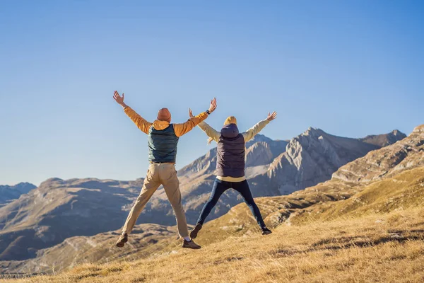 Montenegro. Happy couple woman and man tourists in the background of Durmitor National Park. Saddle Pass. Alpine meadows. Mountain landscape. Travel around Montenegro concept — Stock Photo, Image