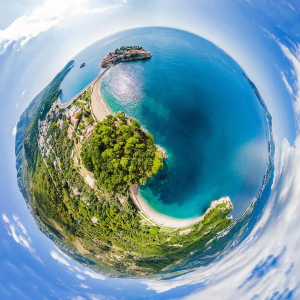 Karadağ 'ın Milocer kentindeki Queens Plajı. Deniz dalgalarının hava manzarası ve muhteşem Rocky sahili, Karadağ