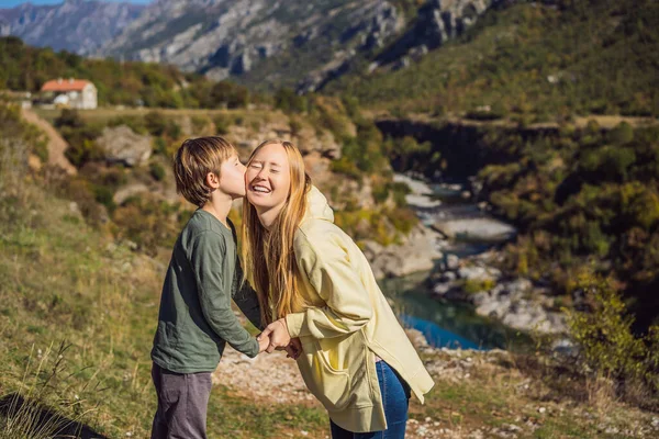 黑山。妈妈和儿子们在清澈清澈清澈的莫拉卡河水的背景下，在绿色莫拉卡峡谷的自然景观中游览。黑山各地旅行的概念 — 图库照片