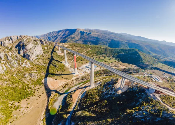 Montenegro. Brücke Moracica. Stahlbetonbrücke über die Moraci-Schlucht. Die Autobahn Bar - Bolyare. Die Brücke befindet sich auf dem Abschnitt Smokovac - Uvach - Mateschewo. Die Moracica-Brücke wurde von — Stockfoto
