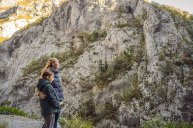 Anne ve oğul turistler kışın Moraca Nehri 'nin Güzel Kanyonu' nun arka planında, Karadağ veya Crna Gora, Balkan, Avrupa