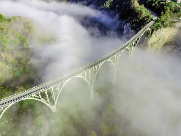 モンテネグロ。Dzhurdzhevich橋夏のタラ霧の朝 — ストック写真