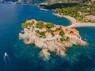 Havacılık bilimi. Uçan İHA 'nın görüntüsü. Karadağ 'ın güzel bir yaz gününde Budva' daki Sveti Stefan adasının panoramik manzarası. Üst Manzara. Güzel yerler.