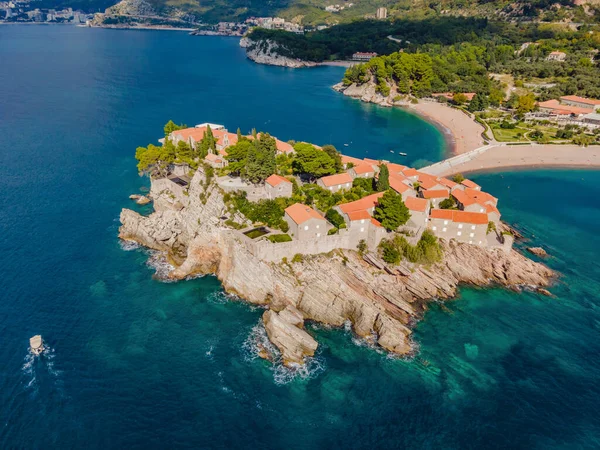 Havacılık bilimi. Uçan İHA 'nın görüntüsü. Karadağ 'ın güzel bir yaz gününde Budva' daki Sveti Stefan adasının panoramik manzarası. Üst Manzara. Güzel yerler.