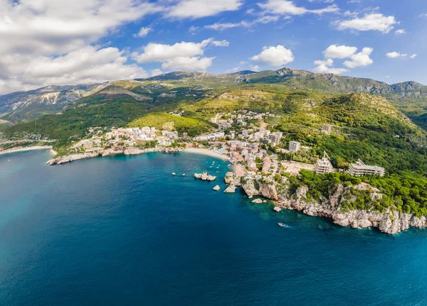Queens Beach in Milocer, Montenegro. Meereswellen und fantastische Felsküste aus der Luft, Montenegro — Stockfoto