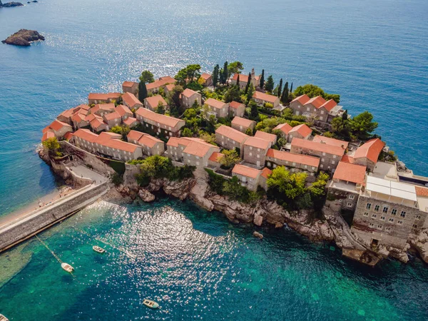 Aerophotography. Pemandangan dari pesawat tak berawak. Pemandangan Panorama Pulau Sveti Stefan di Budva pada musim panas yang indah, Montenegro. Top View. Tujuan yang indah — Stok Foto