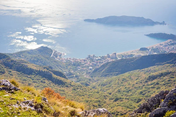 Karadağ 'ın Budva kentinin panoramik manzarası. Dağlardan Adriyatik Denizi 'ne güzel bir manzara