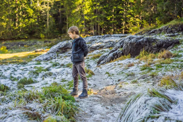 Çocuk yeşil çimlerin üzerine düşen ilk kara şaşırır.