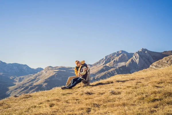 Karadağ. Durmitor Ulusal Parkı 'nın arka planında mutlu çift kadın ve erkek turistler. Eyer Geçidi. Alp çayırları. Dağ manzarası. Karadağ 'da seyahat kavramı — Stok fotoğraf