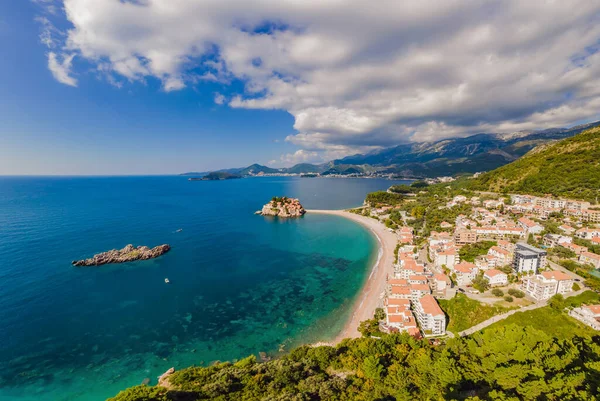 Havacılık bilimi. Uçan İHA 'nın görüntüsü. Karadağ 'ın güzel bir yaz gününde Budva' daki Sveti Stefan adasının panoramik manzarası. Üst Manzara. Güzel yerler.