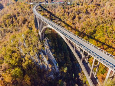 Karadağ. Tara Nehri üzerindeki Dzhurdzhevich Köprüsü sisli bir sabah