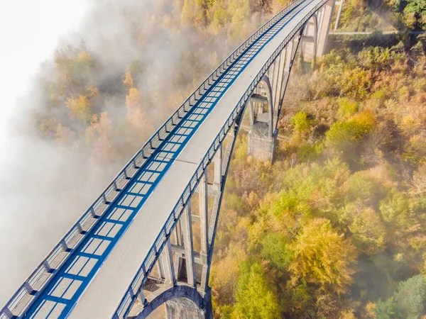 モンテネグロ。川を渡るDzhurdzhevich橋タラ霧の朝 — ストック写真