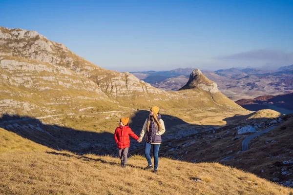 Karadağ. Anne ve oğul turistler Durmitor Ulusal Parkı 'nın arka planında. Eyer Geçidi. Alp çayırları. Dağ manzarası. Karadağ 'da seyahat kavramı — Stok fotoğraf