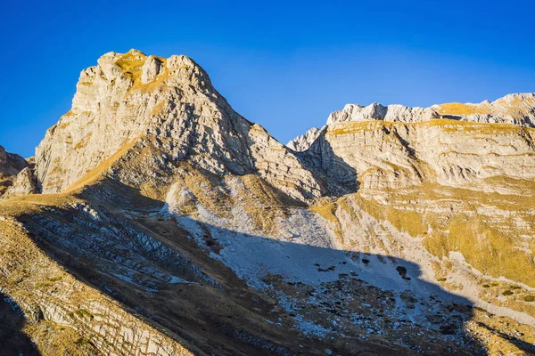 Panoramic view of idyllic mountain scenery with traditional chalets. Zabljak, Durmitor, Montenegro. Travel around Montenegro concept — стоковое фото