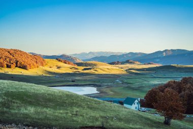 Geleneksel chaletlerle, cennet gibi dağ manzarasının panoramik görüntüsü. Zabljak, Durmitor, Karadağ. Karadağ 'da seyahat kavramı