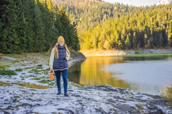 Woman tourist in background of Panoramic morning view of Black Lake Crno Jezero. Calm summer scene of Durmitor Nacionalni Park, Zabljak location, Montenegro, Europe. Beauty of nature concept — Foto de Stock