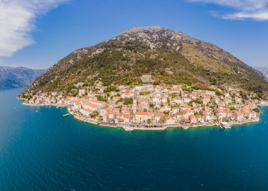 Ünlü Kotor Körfezi 'ndeki tarihi Perast kasabasının manzara manzarası. Çiçekler açan güzel güneşli bir günde mavi gökyüzü ve yazın bulutlar, Karadağ, güney Avrupa
