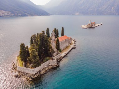 Havacılık bilimi. Uçan İHA 'nın görüntüsü. Karadağ 'ın Perast kentindeki Kotor Körfezi' ndeki Aziz George Adası ve St. George Benedictine Manastırı. Aziz George Adası, kıyıdan uzakta küçük bir doğal adadır.