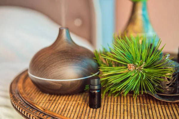 Diffusore di olio aromatico con olio aromatico sul tavolo a casa. Deodorante per ambienti — Foto Stock