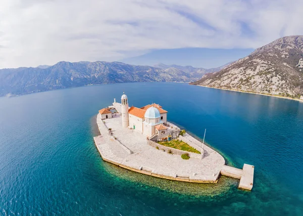 Picturesque island st. George and temple Gospa od Skrpela. Drone view. Boka Kotor Bay, Perast, Montenegro. Ancient Church Crkva Gospa od Skrpjela. Amazing mountain landscape. Beautiful gulf Kotor — Stock Photo, Image