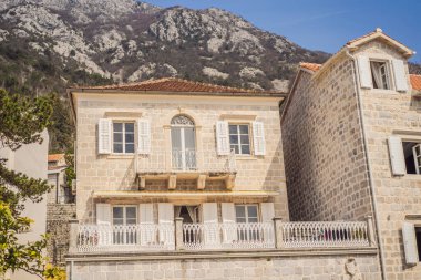 Ünlü Kotor Körfezi 'ndeki tarihi Perast kasabasının manzara manzarası. Çiçekler açan güzel güneşli bir günde mavi gökyüzü ve yazın bulutlar, Karadağ, güney Avrupa