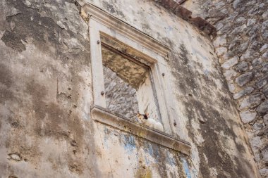 Karadağ kedileri. Ünlü Kotor Körfezi 'ndeki tarihi Risan kasabasının manzarası güzel güneşli bir günde mavi gökyüzü ve yazın bulutlar, Karadağ, güney Avrupa.