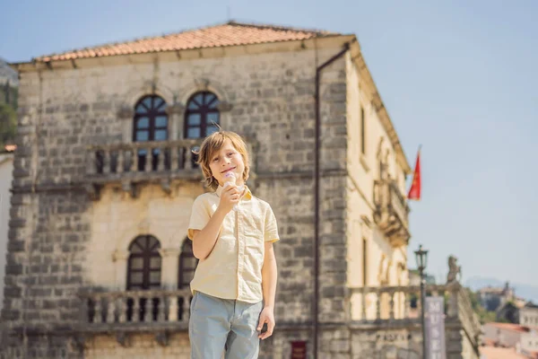 Мальчик Турист Наслаждающийся Красочной Улицей Старом Городе Пераст Солнечный День — стоковое фото
