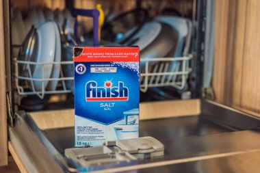 Karadağ, Budva, 13 Nisan 2022: Açık bir bulaşık makinesinde bulaşık makinesi tezgahını bitirmek ve tuz yıkamak.