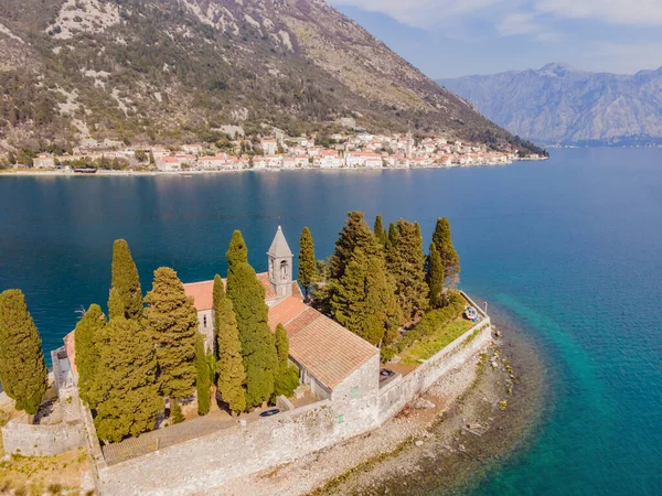 Havacılık bilimi. Uçan İHA 'nın görüntüsü. Karadağ 'ın Perast kentindeki Kotor Körfezi' ndeki Aziz George Adası ve St. George Benedictine Manastırı. Aziz George Adası, kıyıdan uzakta küçük bir doğal adadır.