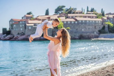 Anne ve oğul turistler güzel manzaralı St. Stephen adası, Budva Riviera, Budva, Karadağ 'da Sveti Stefan. Karadağ 'a Seyahat.