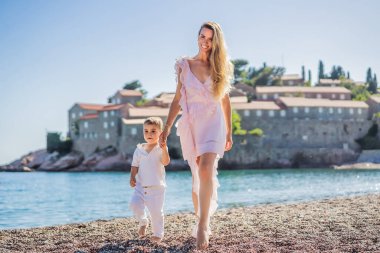 Anne ve oğul turistler güzel manzaralı St. Stephen adası, Budva Riviera, Budva, Karadağ 'da Sveti Stefan. Karadağ 'a Seyahat.
