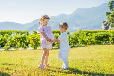 Sarılma ve öpüşme, iki sevimli bebek çocuk küçük çocuklar çocukluk kavramı, sonsuza kadar en iyi arkadaş içinde aşk dostluk portresi.