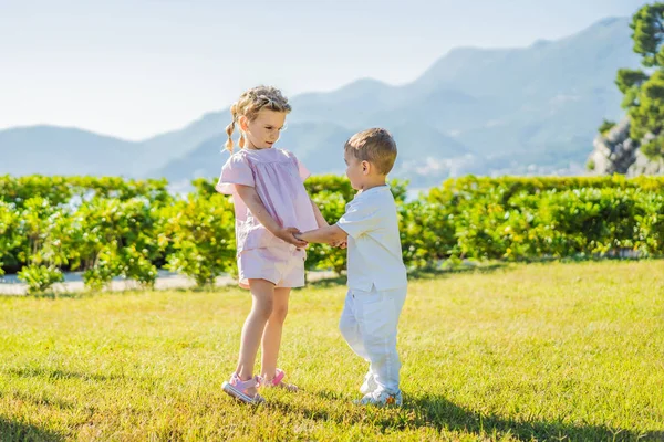 Sarılma ve öpüşme, iki sevimli bebek çocuk küçük çocuklar çocukluk kavramı, sonsuza kadar en iyi arkadaş içinde aşk dostluk portresi.