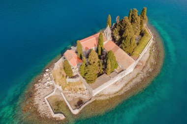Havacılık bilimi. Uçan İHA 'nın görüntüsü. Karadağ 'ın Perast kentindeki Kotor Körfezi' ndeki Aziz George Adası ve St. George Benedictine Manastırı. Aziz George Adası, kıyıdan uzakta küçük bir doğal adadır.