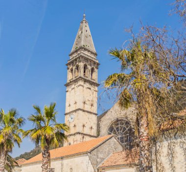 Ünlü Kotor Körfezi 'ndeki tarihi Perast kasabasının manzara manzarası. Çiçekler açan güzel güneşli bir günde mavi gökyüzü ve yazın bulutlar, Karadağ, güney Avrupa.
