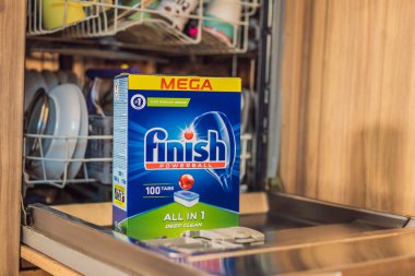 Karadağ, Budva, 13 Nisan 2022: Bulaşık makinesi açık bir bulaşık makinesinin üzerinde duruyor.