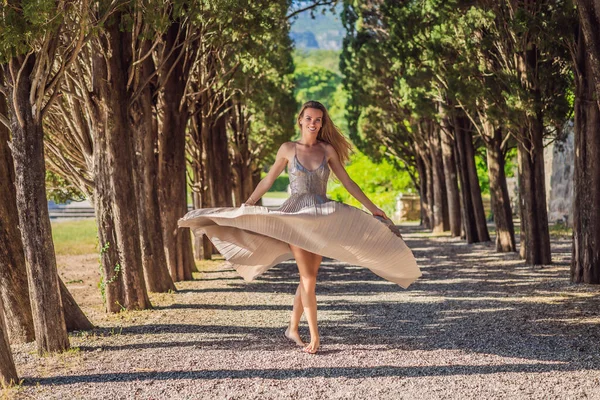 Mulher Turista Andando Montenegro Paisagem Panorâmica Verão Belo Parque Real — Fotografia de Stock