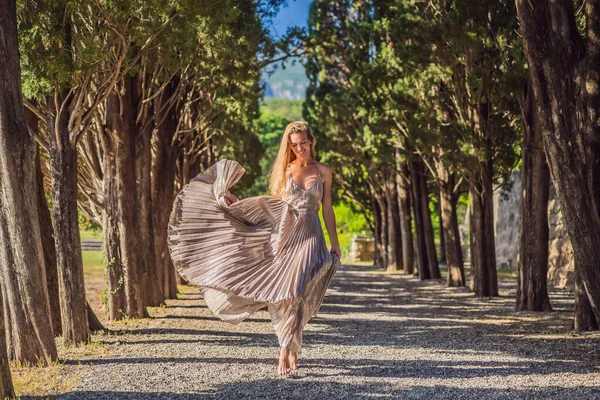 Mulher Turista Andando Montenegro Paisagem Panorâmica Verão Belo Parque Real — Fotografia de Stock