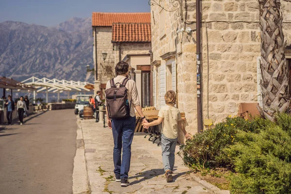 Pai Filho Turistas Desfrutando Rua Colorida Cidade Velha Perast Dia — Fotografia de Stock