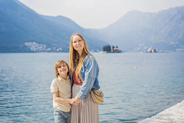 Mãe Filho Turistas Desfrutando Rua Colorida Cidade Velha Perast Dia — Fotografia de Stock