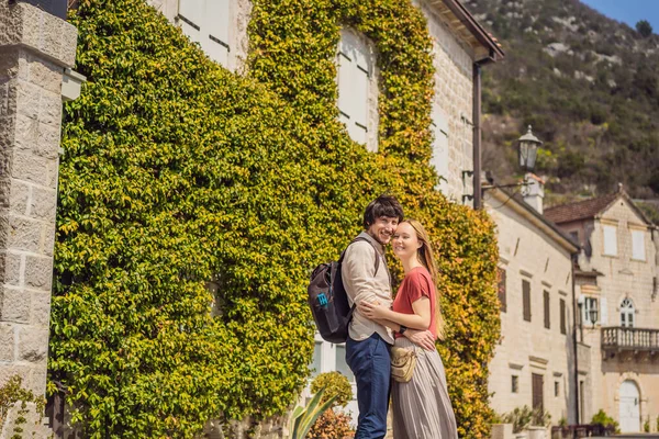 Coppia Felice Amore Turisti Uomo Donna Godendo Strada Colorata Nel — Foto Stock