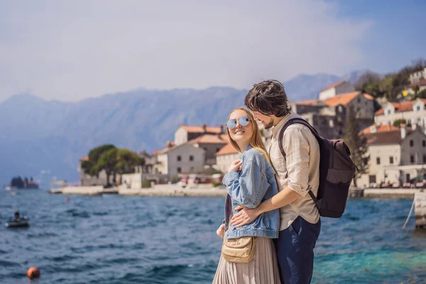 Aşık Mutlu Çift Kadın Turistler Güneşli Bir Günde Eski Perast — Stok fotoğraf