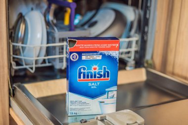 Karadağ, Budva, 13 Nisan 2022: Açık bir bulaşık makinesinde bulaşık makinesi tezgahını bitirmek ve tuz yıkamak.