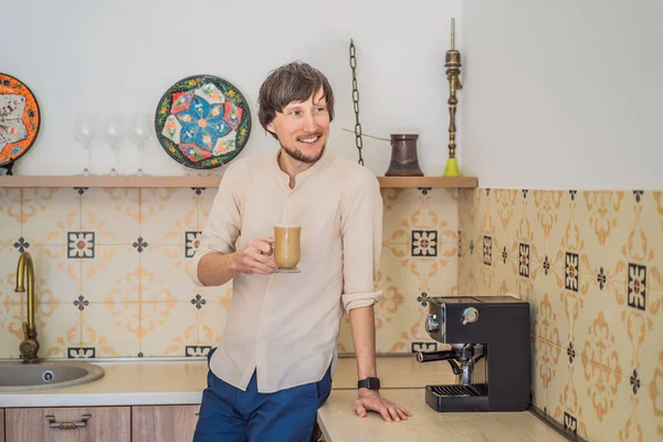 Bonito Homem Usando Máquina Café Cozinha — Fotografia de Stock