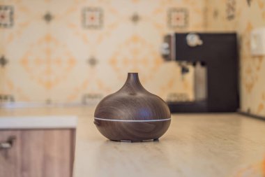 Aroma yağı ayırıcı mutfaktaki masada..