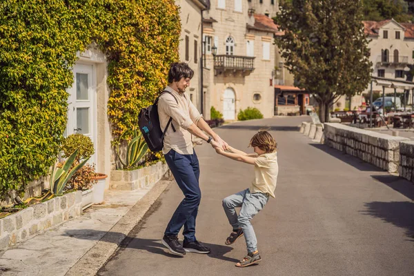 Papà Figlio Turisti Godendo Colorato Strada Nel Centro Storico Perast — Foto Stock