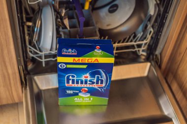 Karadağ, Budva, 13 Nisan 2022: Bulaşık makinesi açık bir bulaşık makinesinin üzerinde duruyor.