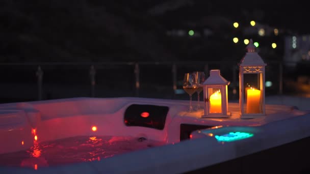 Nachtscène Een Hot Tub Een Dak Nachts Met Kaarsen Zijkant — Stockvideo